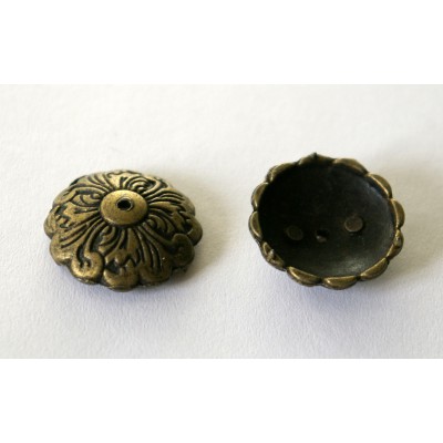 Cabochon en métal ouvragé